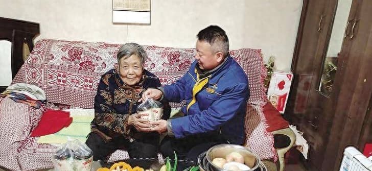 “甘肃好人”郭小勇： 传承“雷锋精神”书写车轮上的爱心故事
