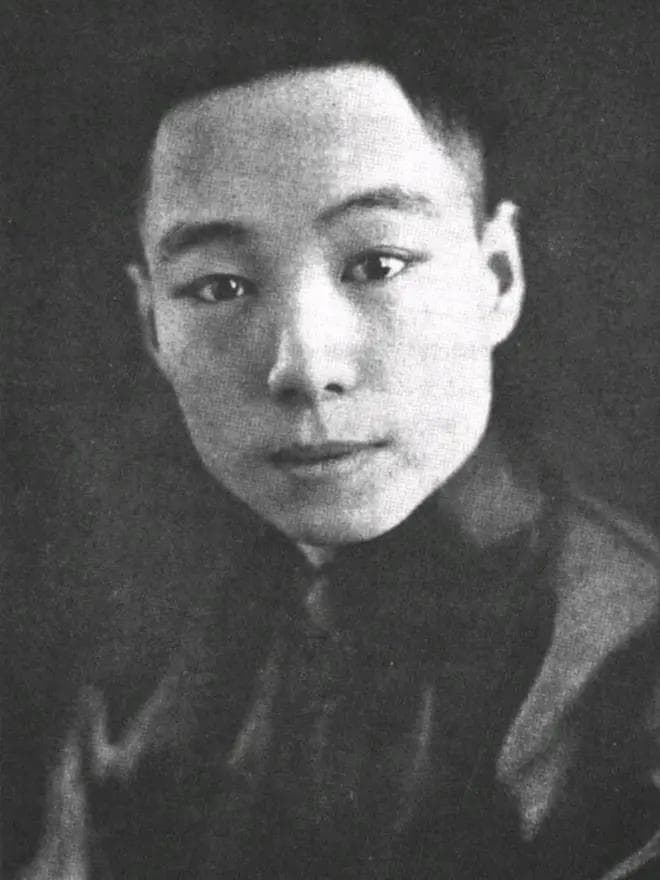 【谭富英】京剧“无腔不学谭”。他儿子吹牛：毛主席给我祖父点烟