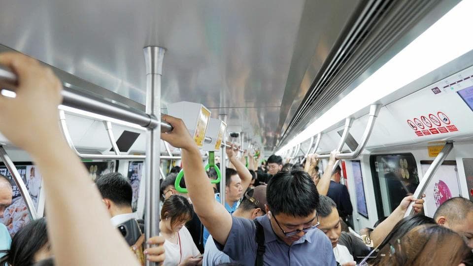 便衣队+敬告执法，深圳轨道公安执法有力度、更有温度