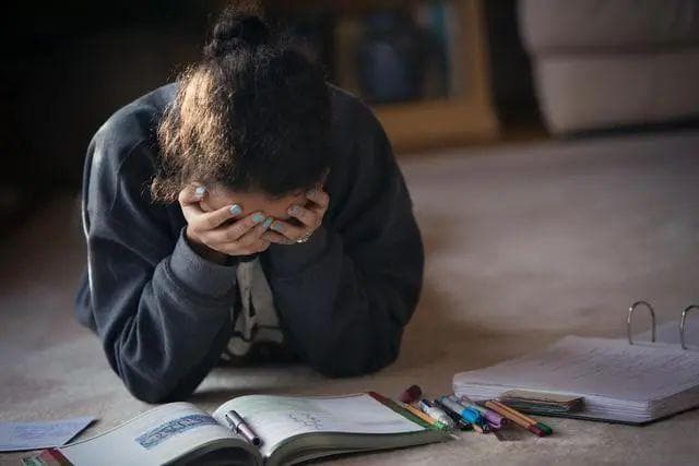 如何缓解抑郁？解析"晨重夜轻"现象及应对方法