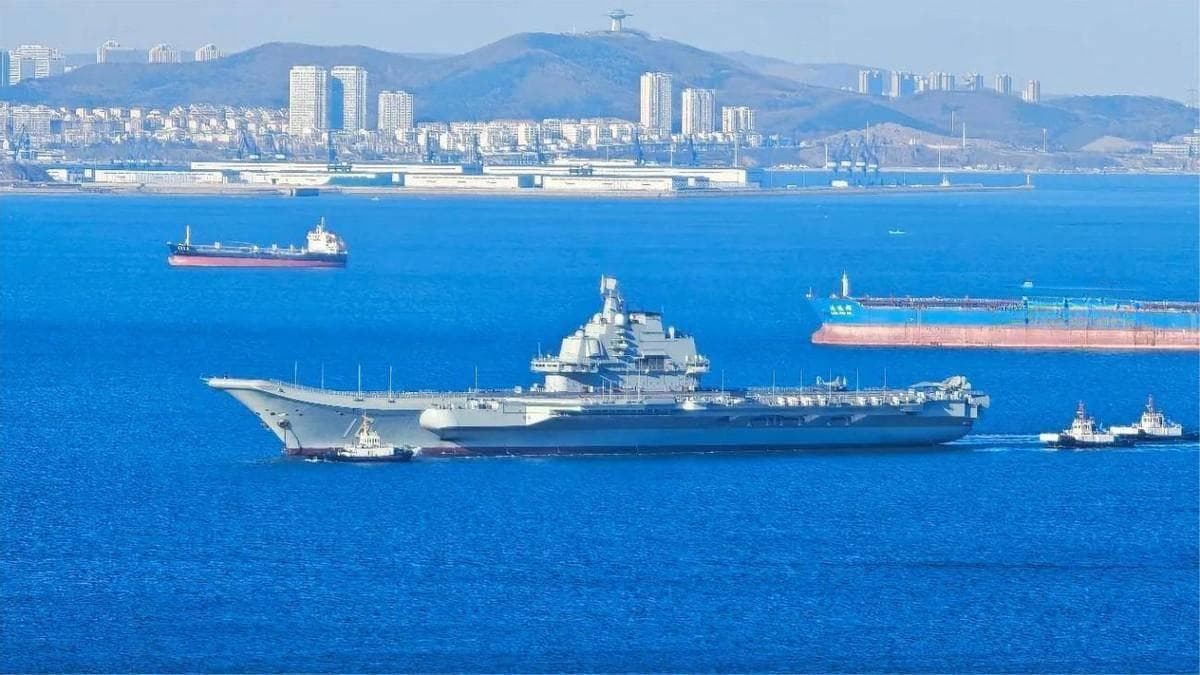 山东舰有多大呢？和福建舰同框才知道，为何说这只是海军过渡舰