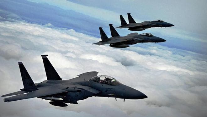 F-15 vs 歼-20：四代机与五代机的代际鸿沟，需要多少架才能抗衡