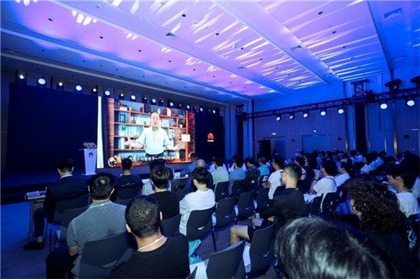 智能化时代下，共筑开源开放 AI 根生态