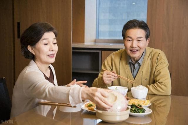 老人一日三餐是错的？医生提醒：过了60岁，尽量保持这几个习惯