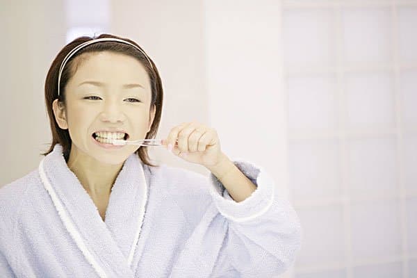 牙菌斑能刷牙刷掉吗？如何刷得更干净