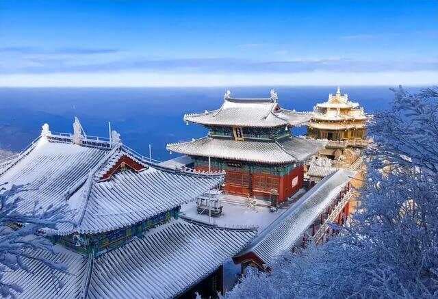 老君山冬季游：道教圣地里的雾凇云海与金顶日出