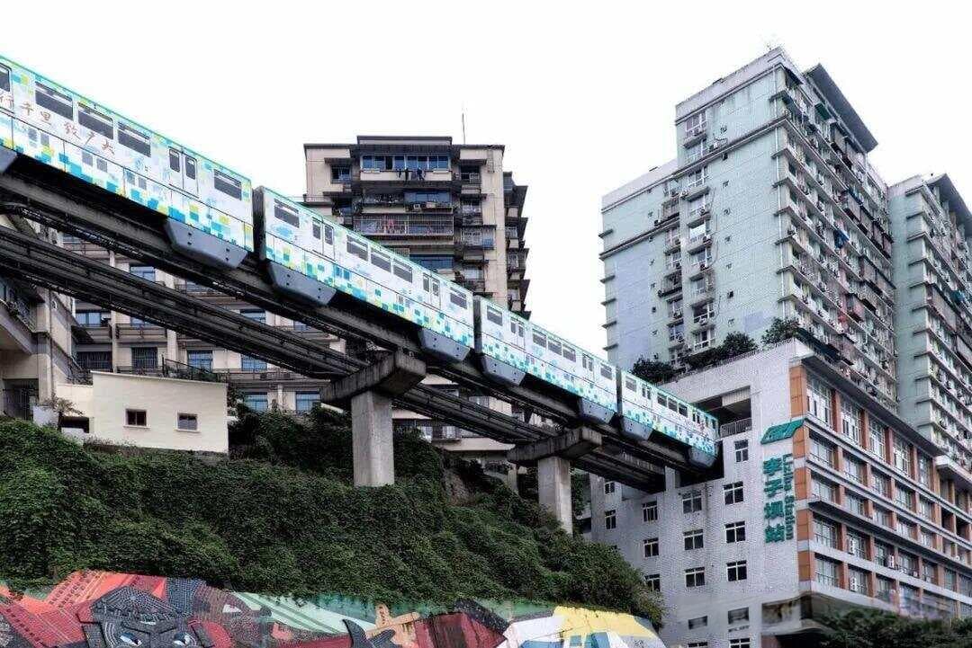 重庆李子坝：轻轨穿楼与抗战遗址的文化交融