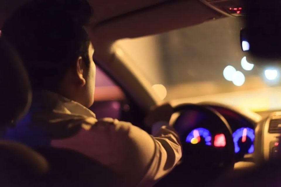 黑车不打表、找不到上车点……交通枢纽春节打车难，媒体：需多管齐下