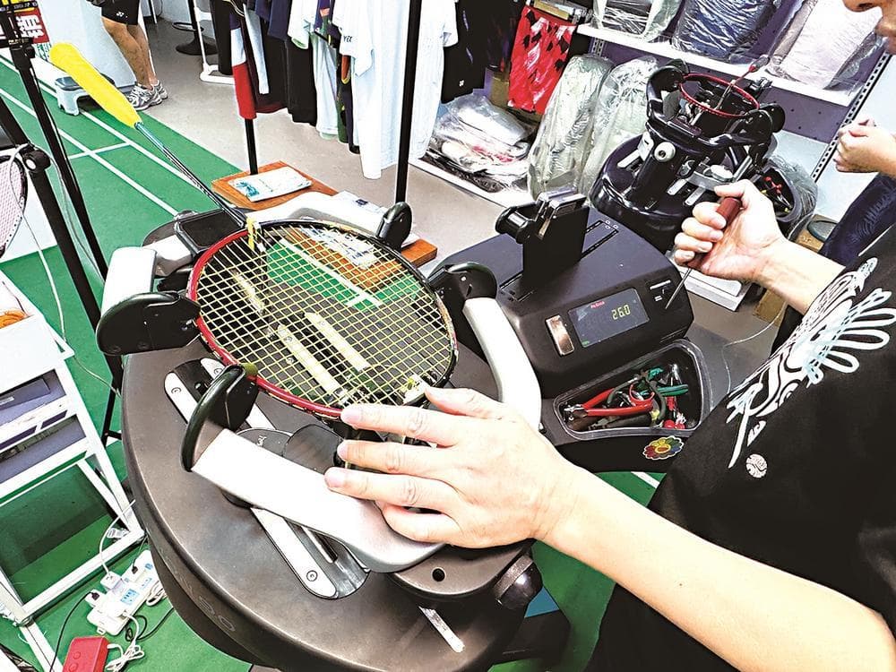 羽毛球拍穿线师成“新宠”职业