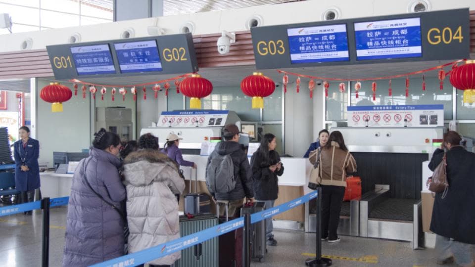 西藏航空值机服务队：用超长“待机”换旅客暖心归程