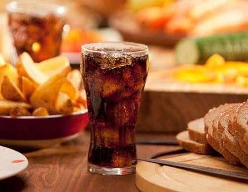 揭秘大瓶可乐的热量陷阱：为什么喝不饱？