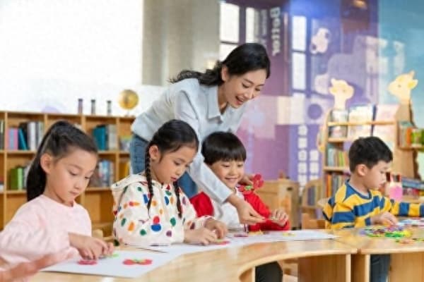 40万幼师转岗，150万小学教师也即将面临，跟普通人有关系吗？