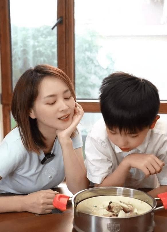 《妈妈是超人》：邓莎用民主教育培养出懂事娃
