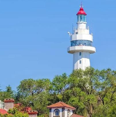 烟台山灯塔：海上明珠的历史与自然交响