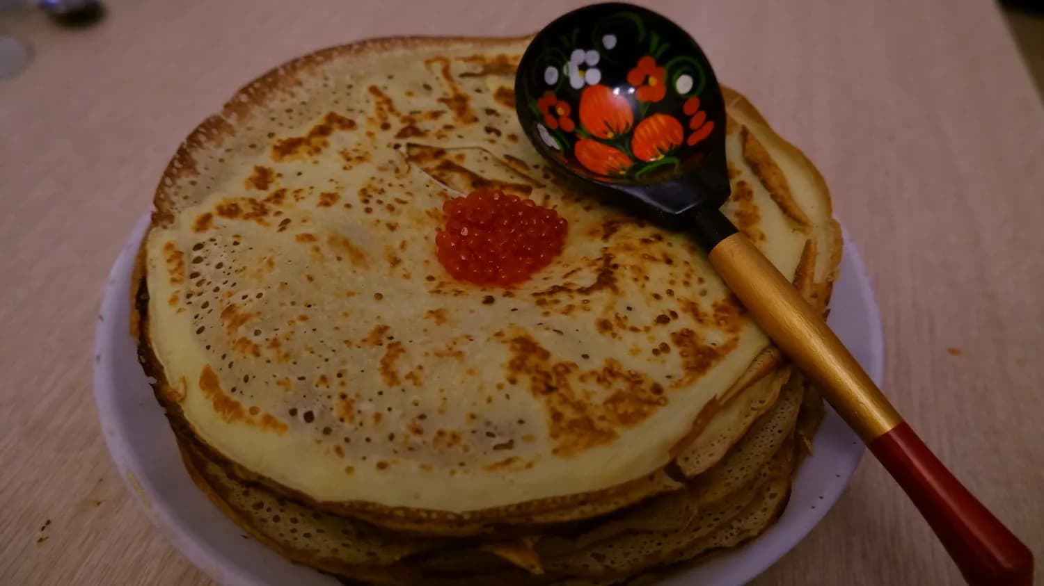 冬日里的俄式煎饼和鲟鱼饼：俄罗斯早餐的秘密