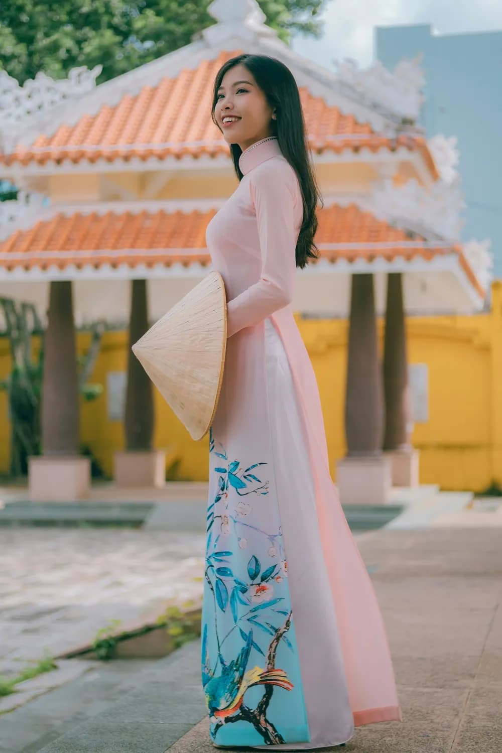 胡杏儿惊艳亮相马凯十周年庆典：粉色新中式礼服诠释时尚与传统的完美融合
