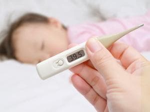 婴儿发热正常吗？一文读懂发热原因与应对方法