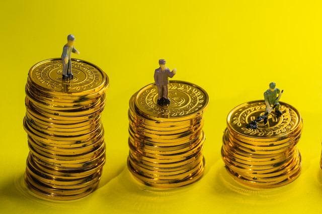 如何了解基金的收费标准？这些收费标准对投资收益有何影响？