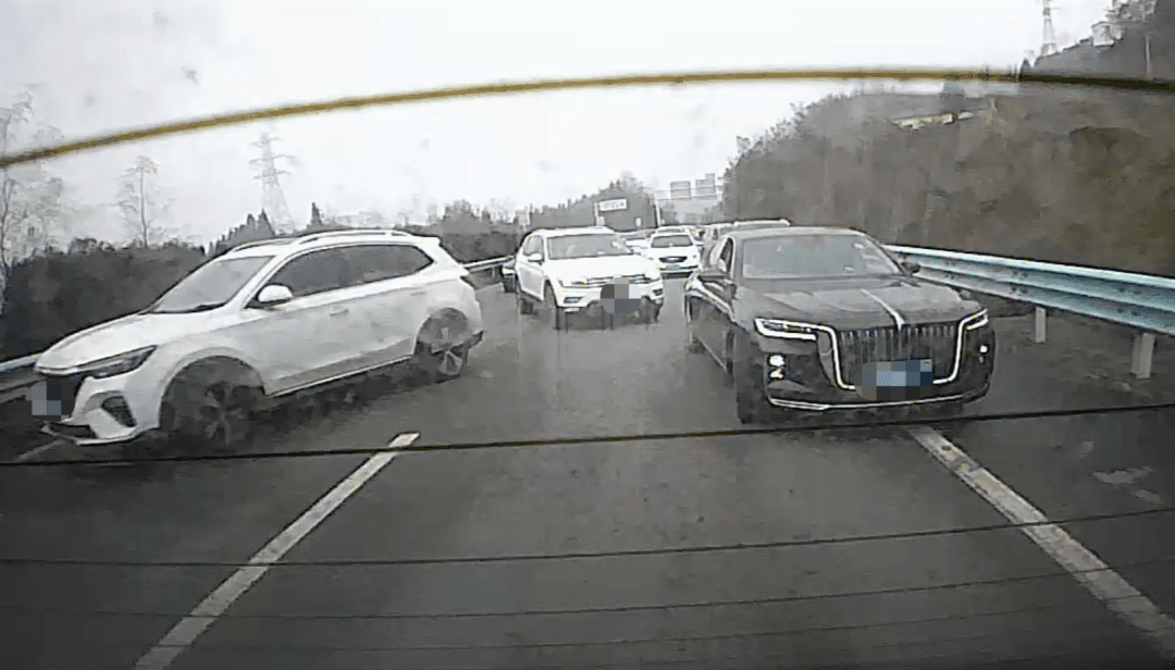 贵州高速上演"斗气车"：两驾驶人因"路怒症"被处罚，警方提醒安全驾驶