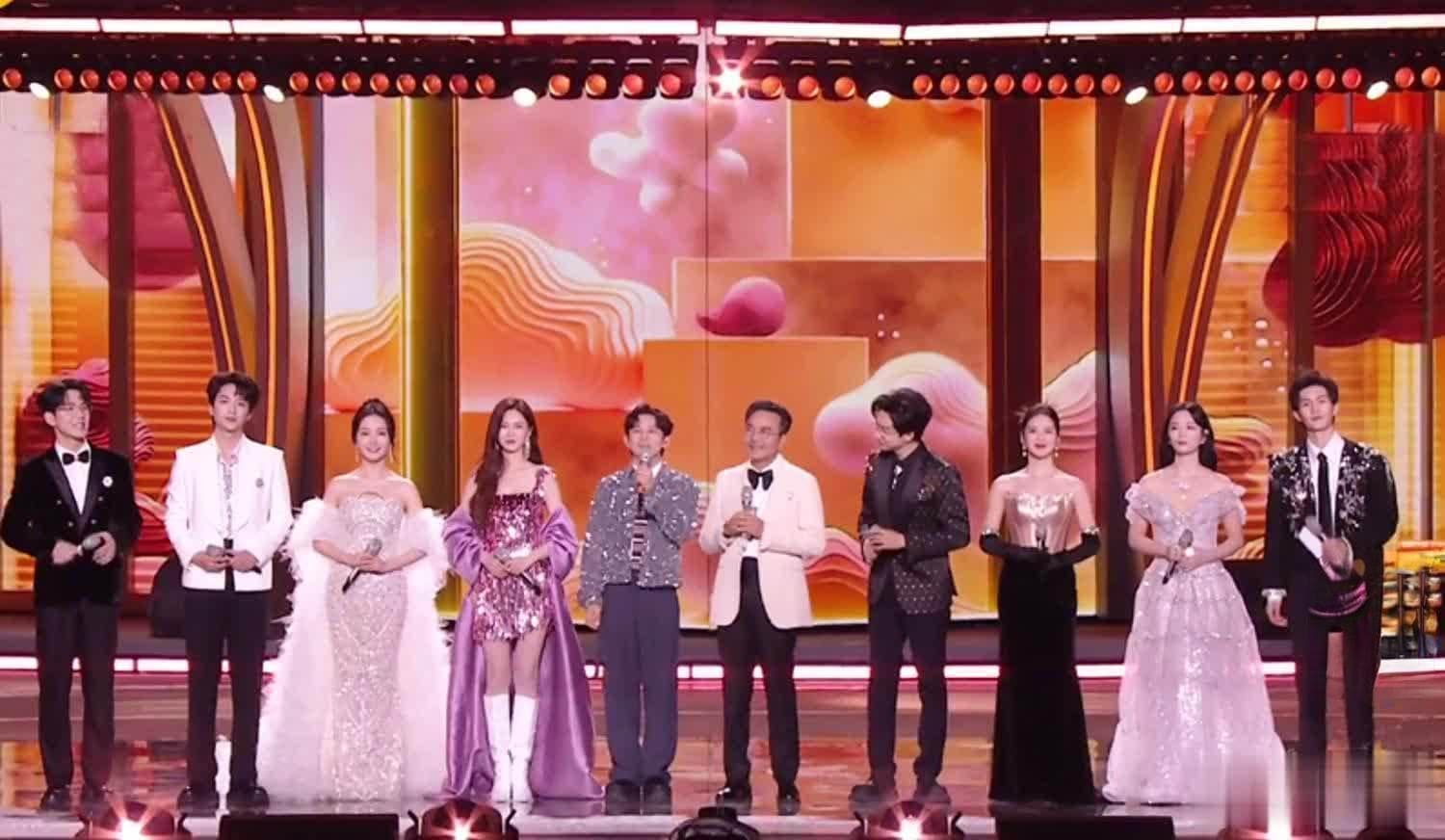 主持人冯琳被东方卫视力捧，主持人大赛后不选择央视太明智