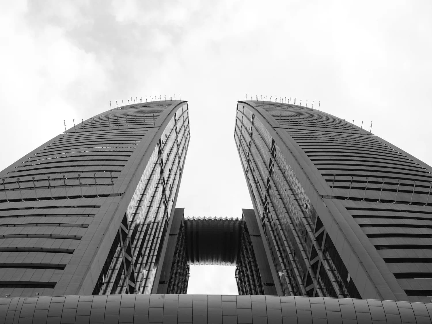 打卡郑州东站必去景点：绿地双子塔&滨江公园