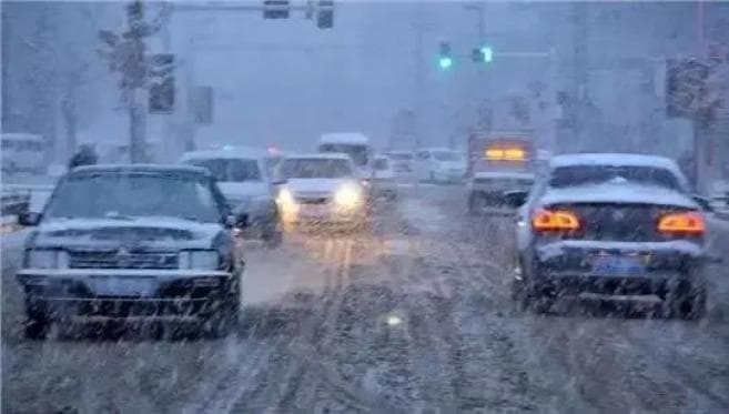 雪天又“上线”，这些驾车技巧给你稳稳的安全 | 出行提示