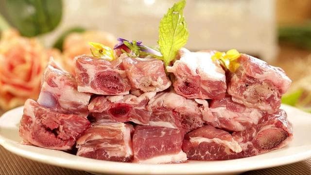 排骨炖煮秘籍：从选材到搭配，厨房小白也能做出美味佳肴