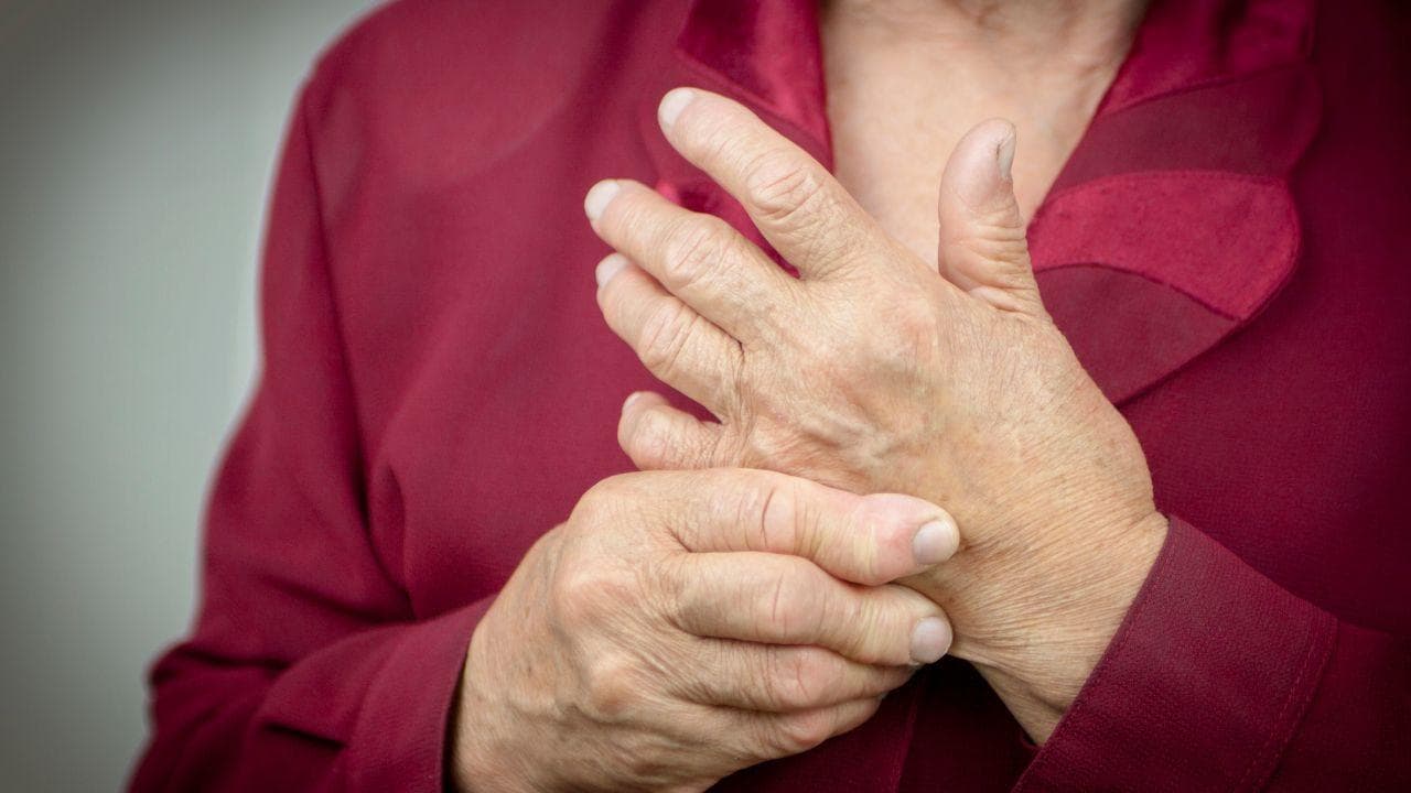 70多岁老人滑膜炎的治疗方法