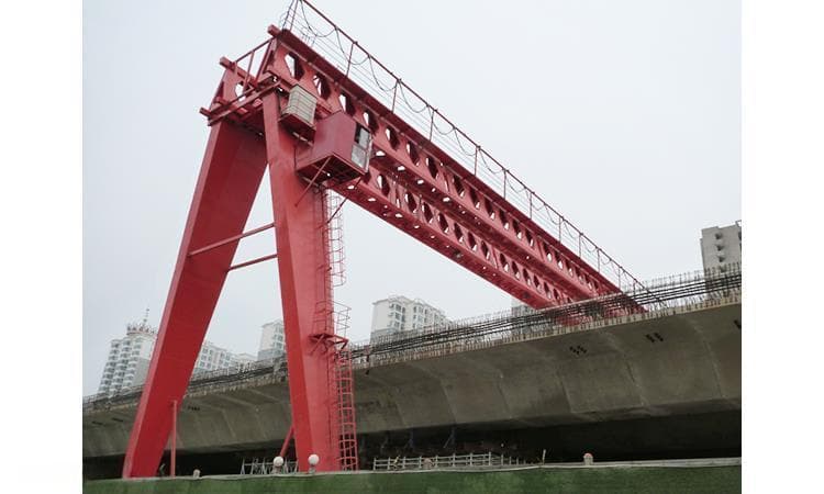 路桥龙门吊的结构特点和设计原理是什么？它采用了什么样的起重机构和支撑结构？
