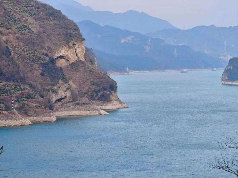 湖北"小狗山"走红网络：形似小狗的自然奇观