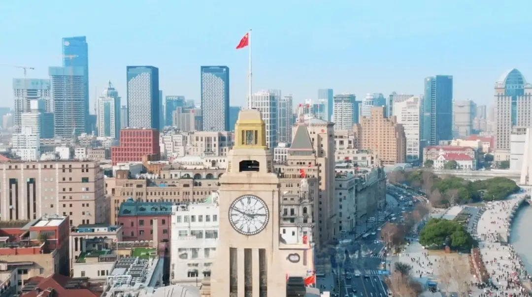 人民英雄纪念塔：黄浦江畔的建筑艺术与历史丰碑