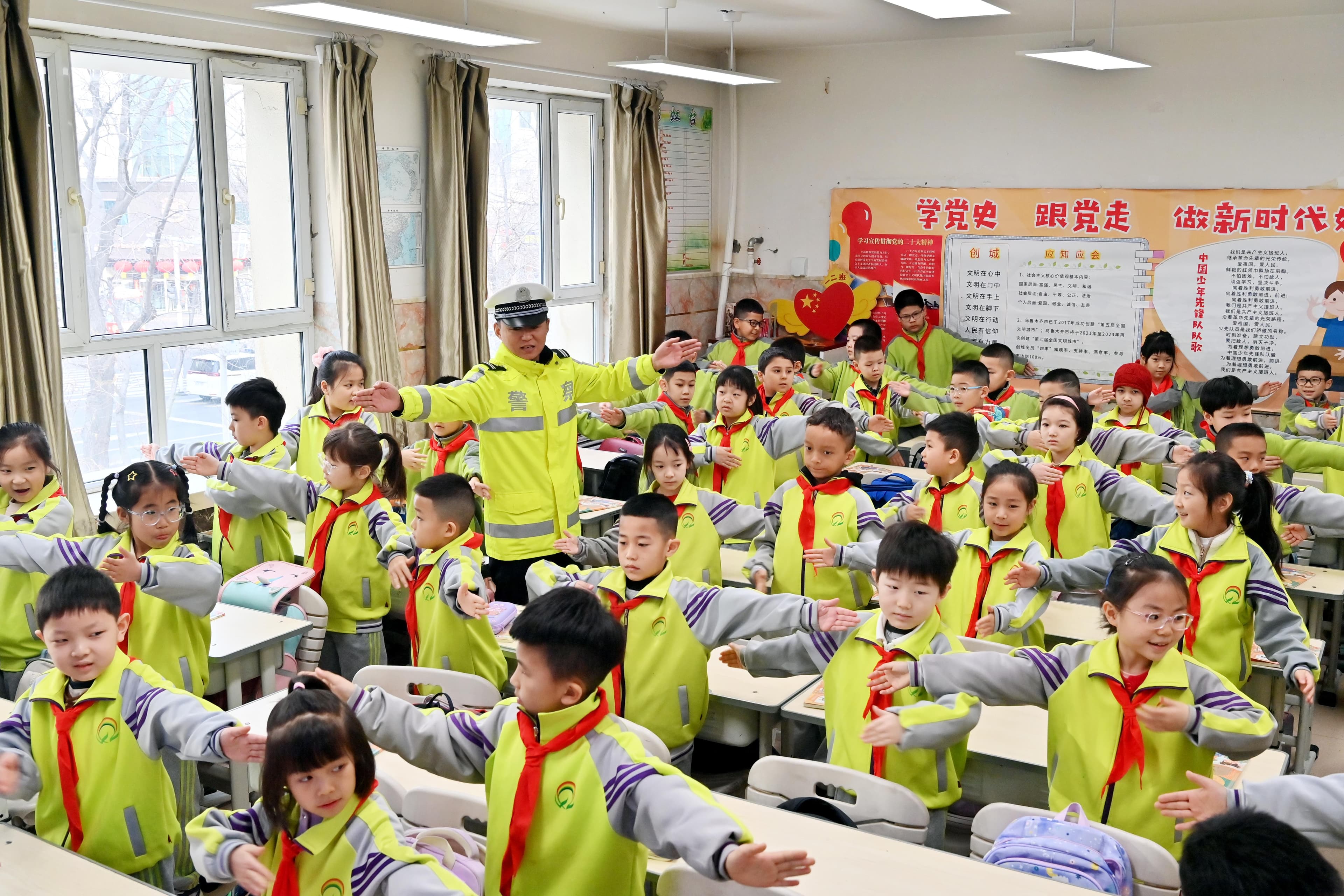首府交警认真开展“开学第一课”交通安全宣传教育活动