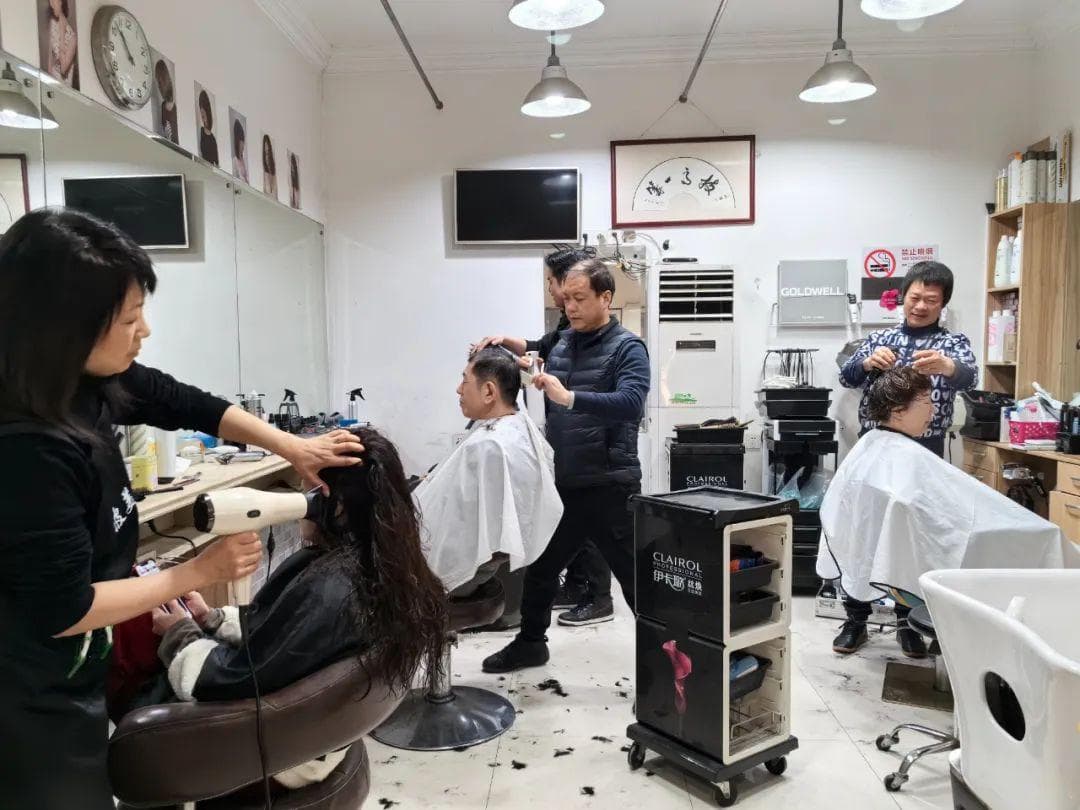 新年理新发：开张逾30年，上海“梧桐区”这家理发店见证邻里间温情