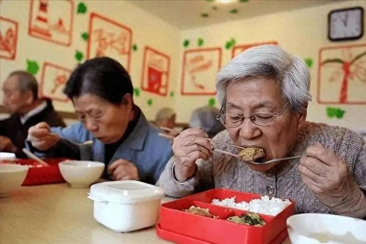 年纪越大，越要控制吃饭？医生提醒：60岁后，尽量保持这几个习惯