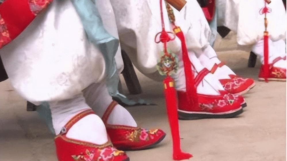 中国古代“裹脚”习俗：从起源到废除的历史反思