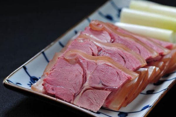 驴肉的营养价值与经典菜品制作详解