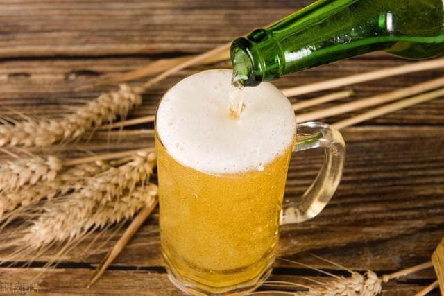 曾经风靡的乌苏啤酒，为啥现在不火了？饭店老板：4个原因很现实