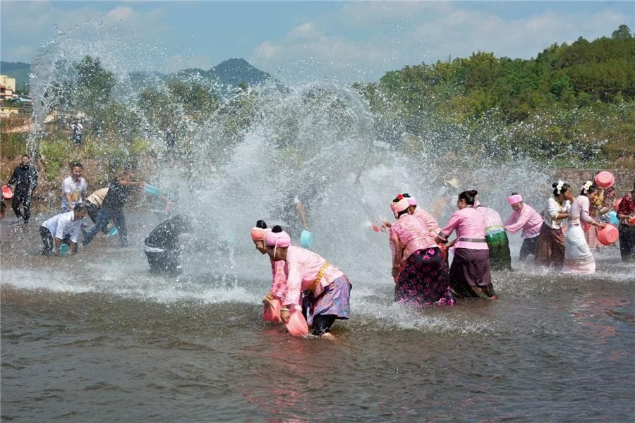 景谷正兴镇泼水节开幕，直过民族村文旅活动精彩纷呈
