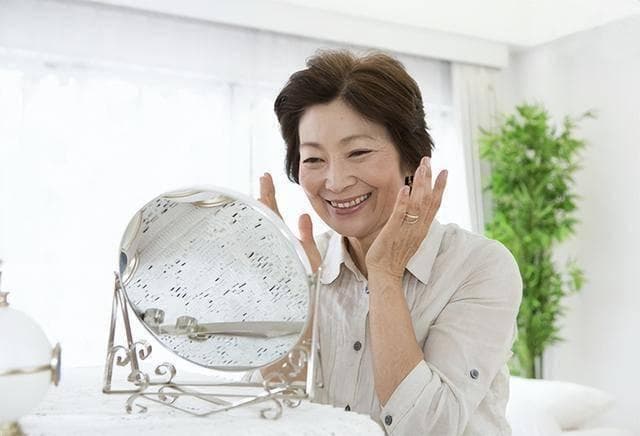 寿命长不长，看脸能知道？长寿之人，多半有7特征，对照镜子看看