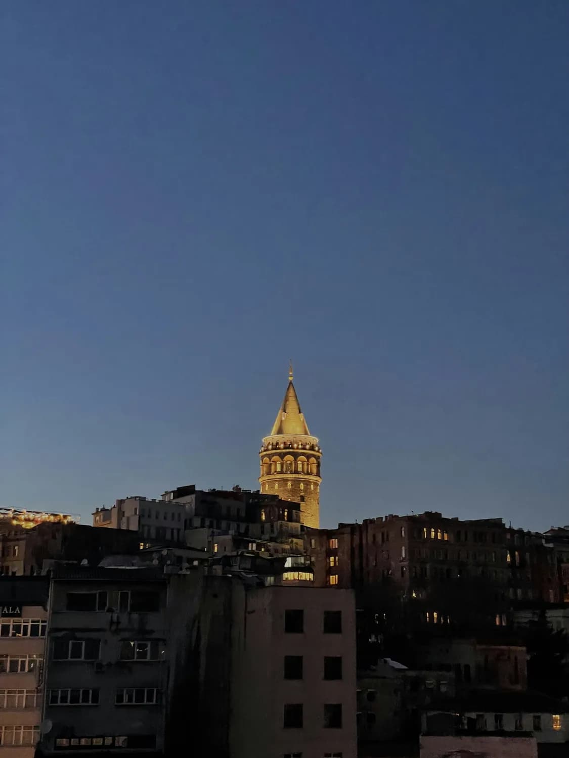 巴库火焰塔：夜幕下的“火焰之门”