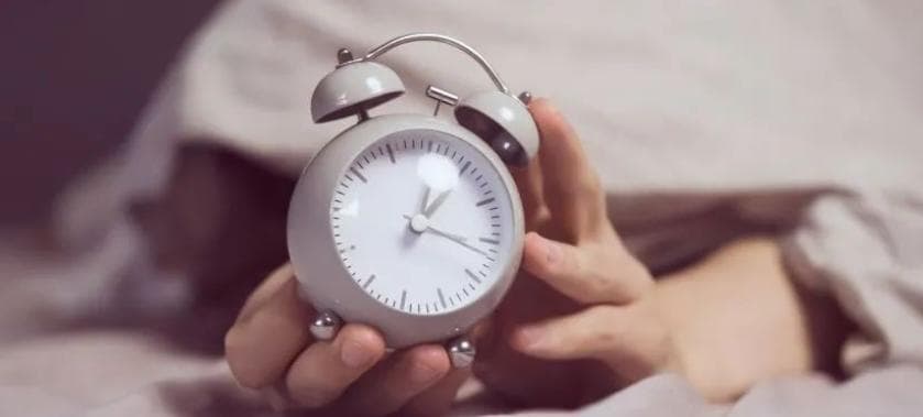 强直性脊柱炎患者的睡眠指南：从姿势到睡前准备的全方位建议
