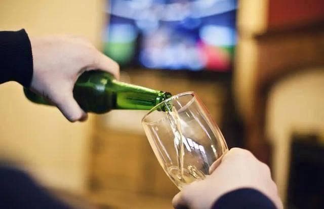 经常喝酒的人如何远离疾病？医生：肝脏的这3个表现，一定要注意
