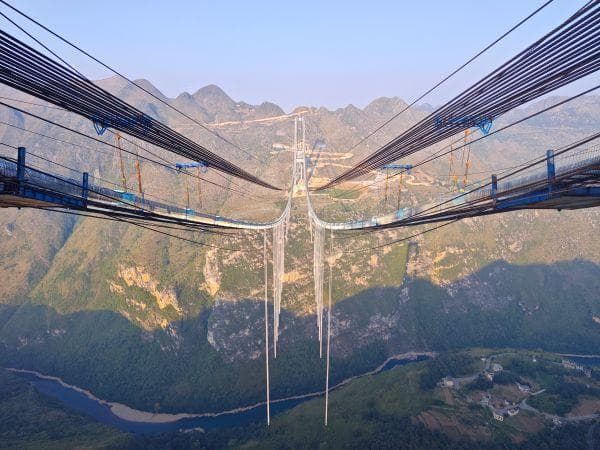 “世界第一高桥”花江峡谷大桥钢桁梁首吊成功