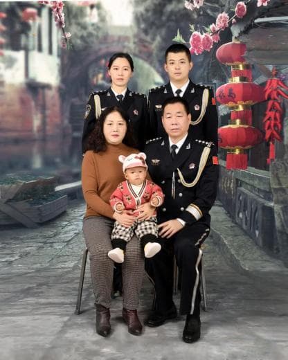 致敬了不起的她：从警之路 用爱守护
