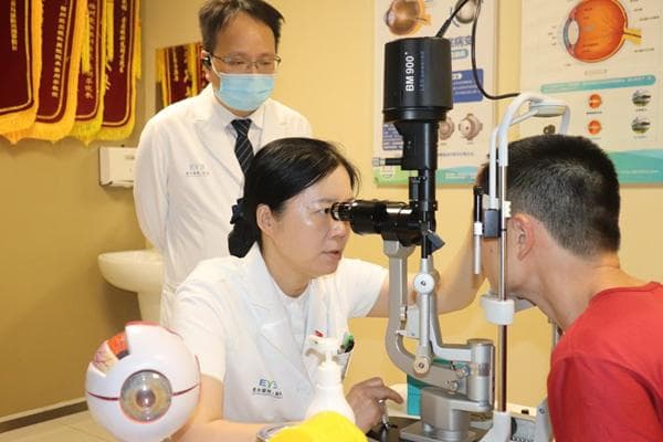 男子揉眼后眼前一片黑 医生揭开背后真相