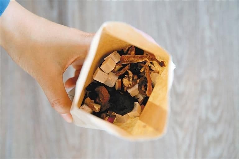 中药茶饮异军突起 年轻人开始“去中药房买酸梅汤”了