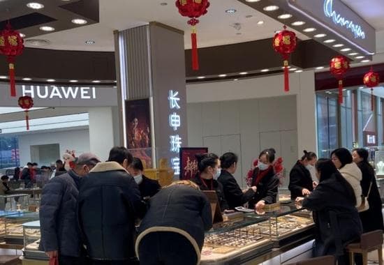 金价飙涨！洛阳黄金消费火爆，15分钟成交一个戒指，网友感慨：“后悔去年没多买点”