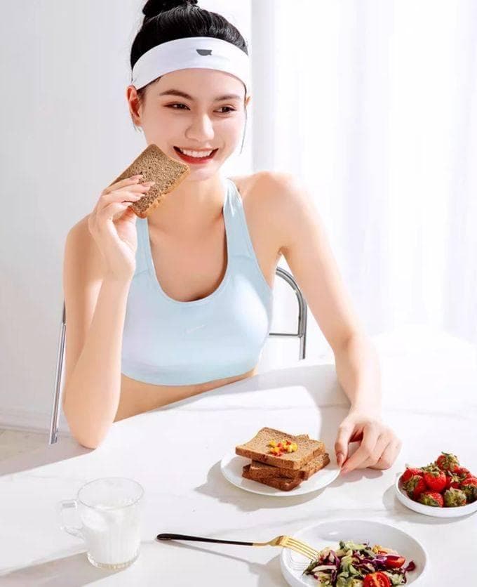鲨鱼菲特：轻食食谱新创意，全麦面包三明治与蔬菜沙拉搭配