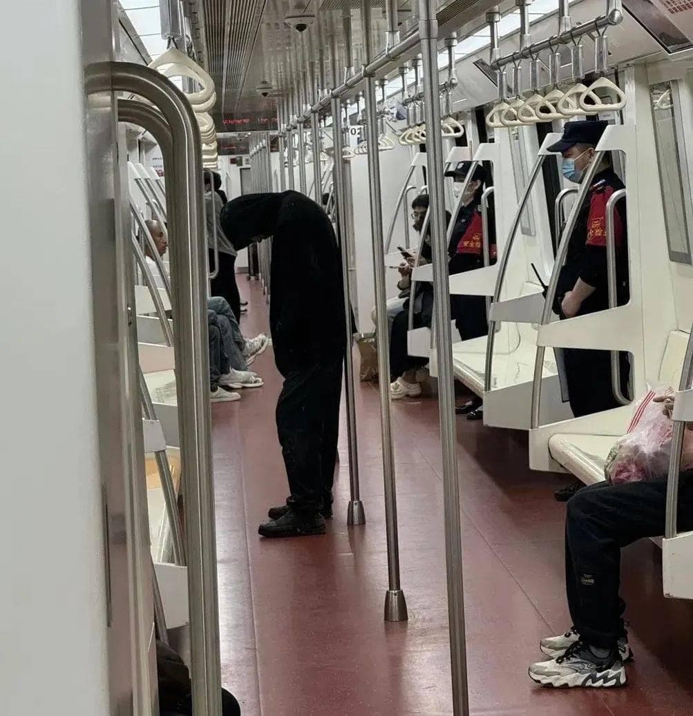 当遭遇地铁内的异常行为：我们应如何保护自己免受威胁？