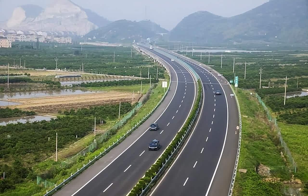 高速公路每年收费如此庞大，为啥还年年亏损？内行人说出真实原因